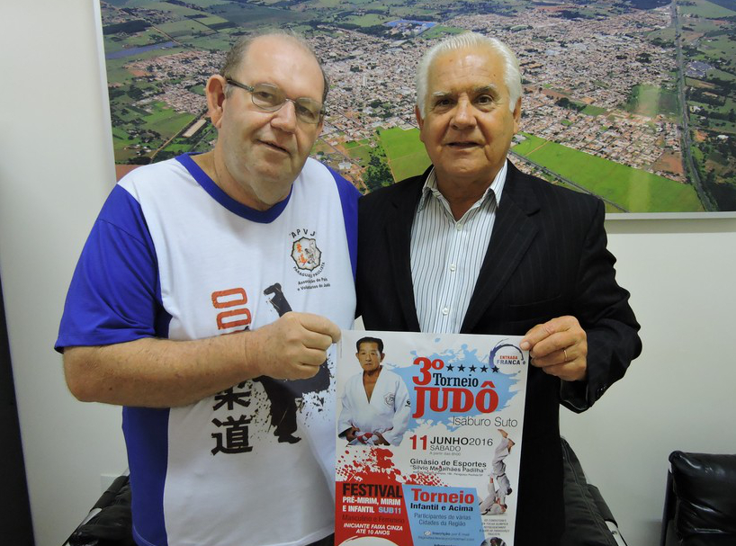 Jose Carlos e Miguel Canizares exibem o cartaz da competicao