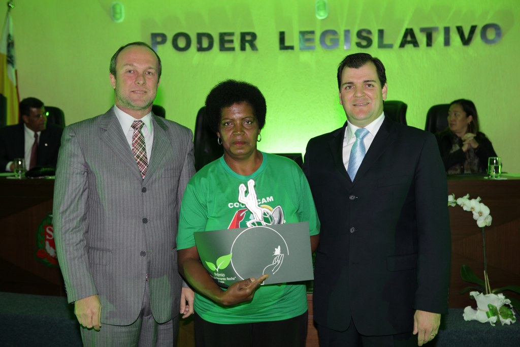 Aparecida Eugenia da Rocha presidente da COOPACAM recebendo o Troféu