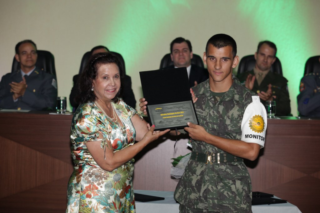 Atirador Pedro recebe o diploma