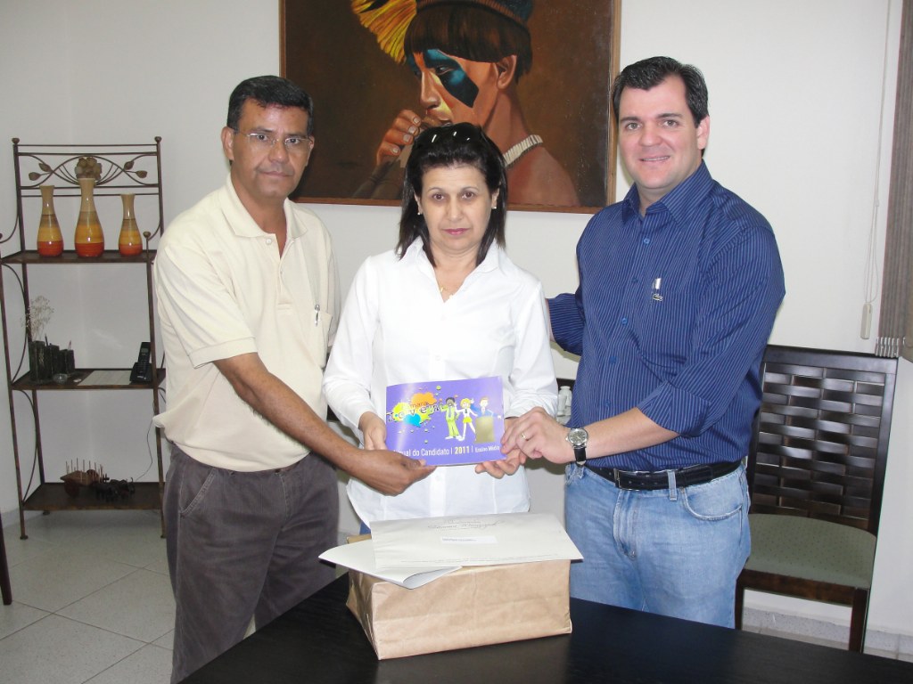 Edivaldo e Rodrigo com a representante da Escola Maria Angela Batista