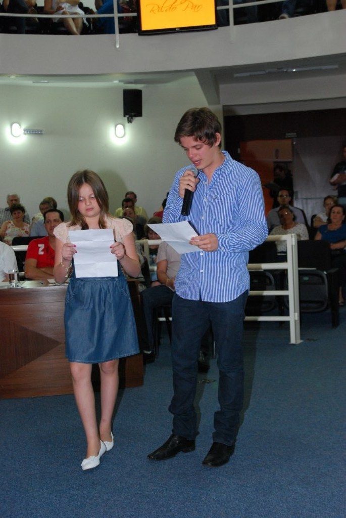 Os filhos Letcia e Rafael prestam homenagem ao pai Rildo