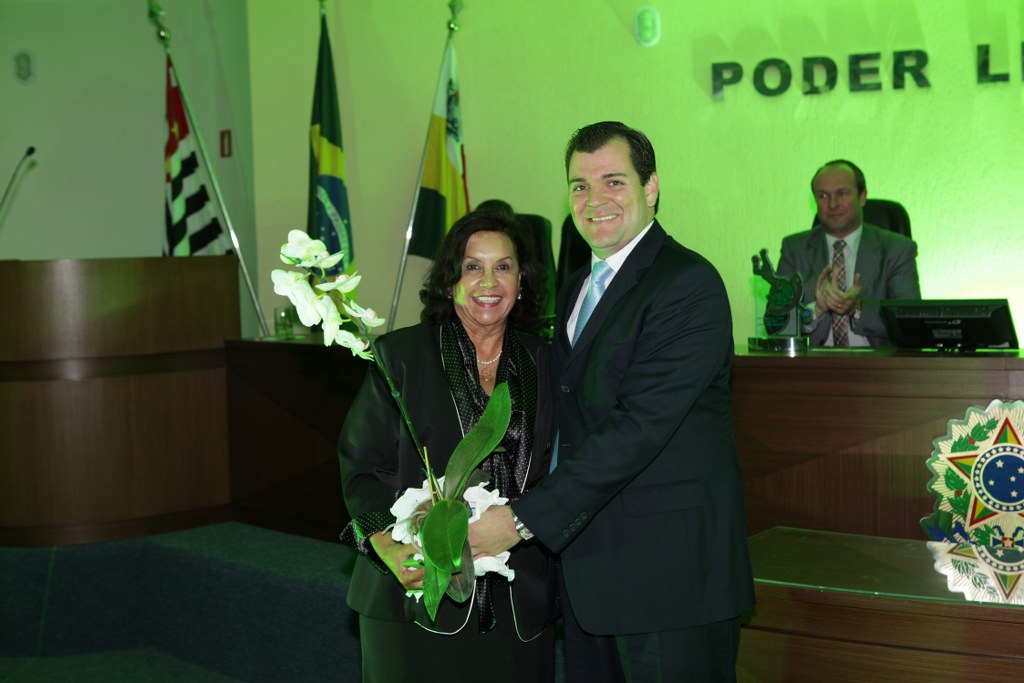 Rodrigo entrega flores a Almira Garms idealizadora da Premiação
