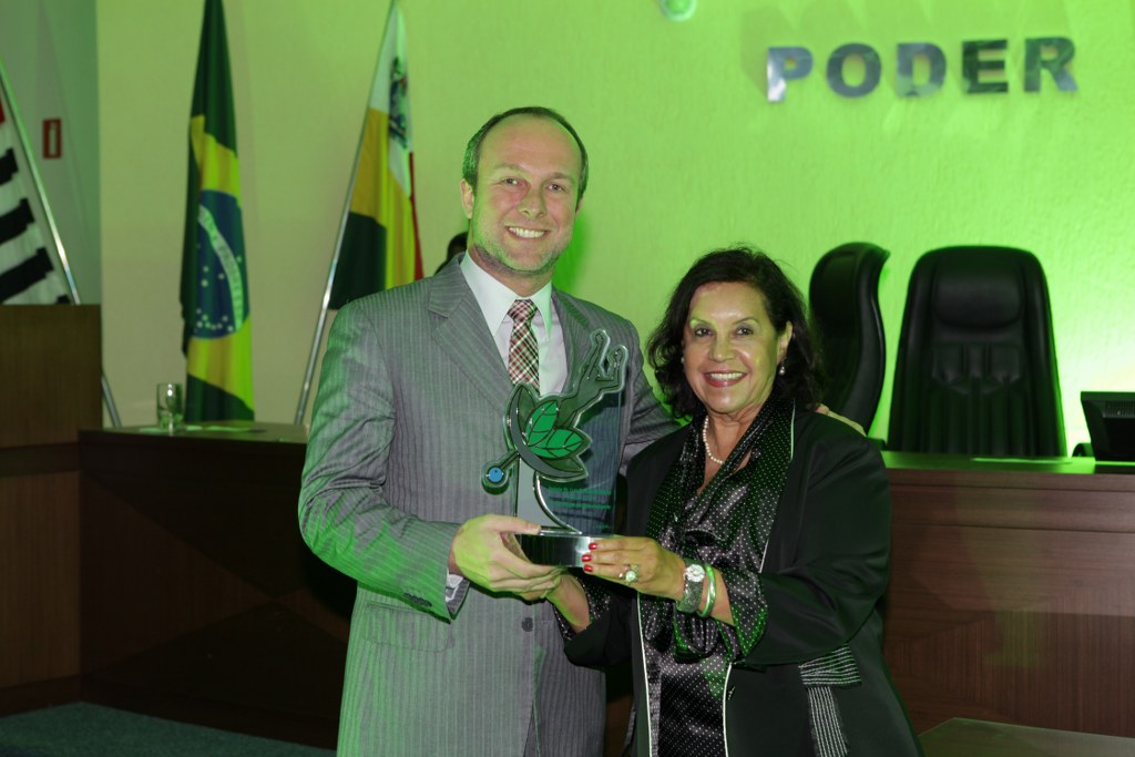Vereadora Almira entrega réplica do Troféu ao Dr. Luís Fernando Rocha