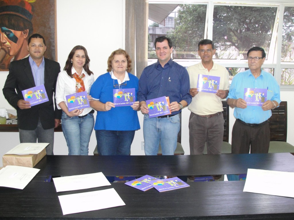 Vereadores entregam as cartilhas Cmara Jovem 2011