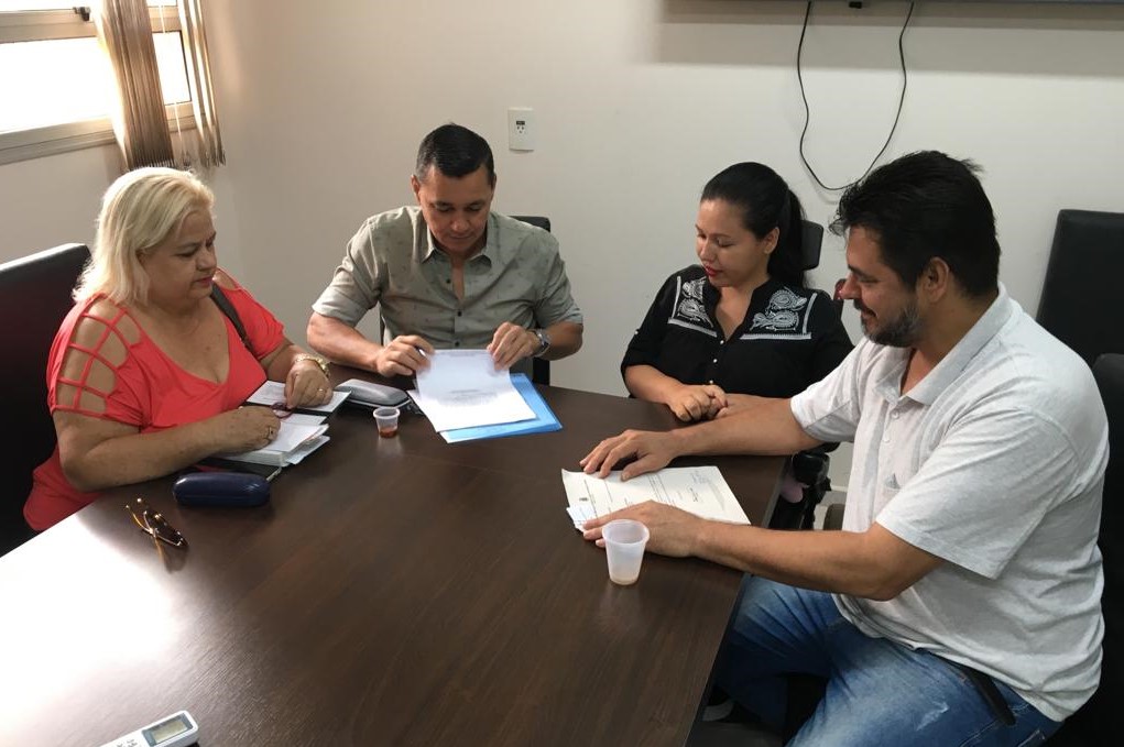 11.11.19 Mesa reunida