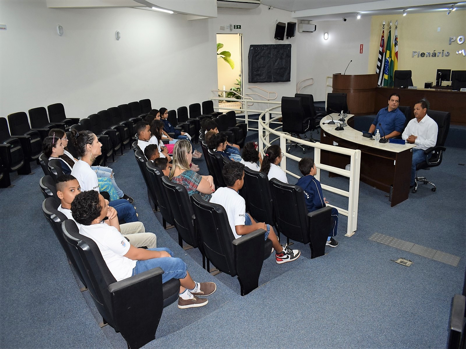 12.04.23 Alunos Plenario