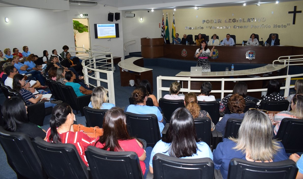 19.06.19 Valeria durante palestra