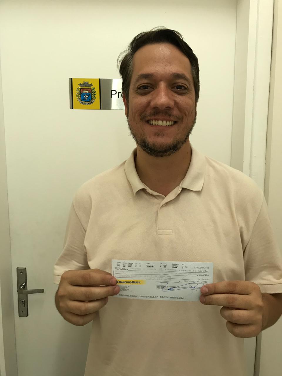 21.12 Ian Salomao com o cheque de 380 mil devolvidos ao Executivo