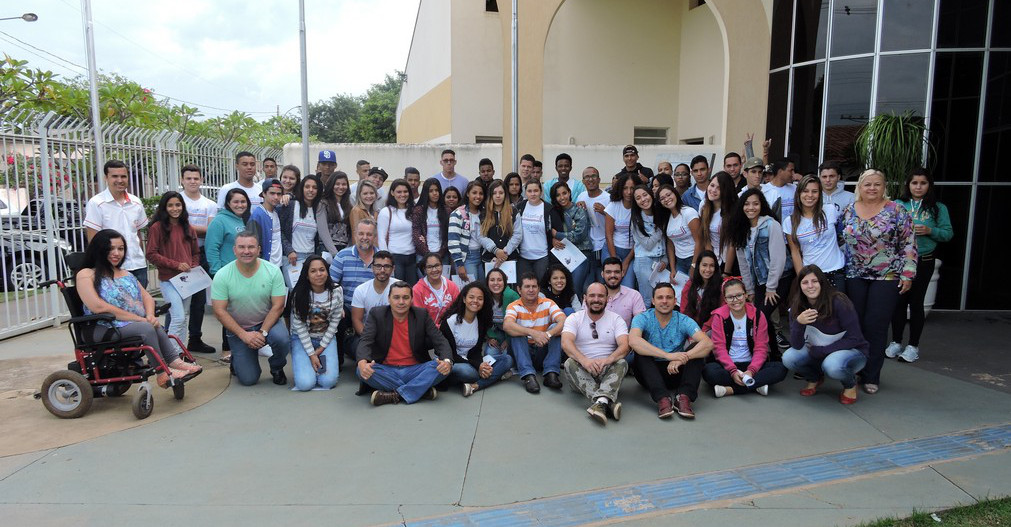 Alunos da Escola Maria Angela com professores e vereadores na Camara Municipal
