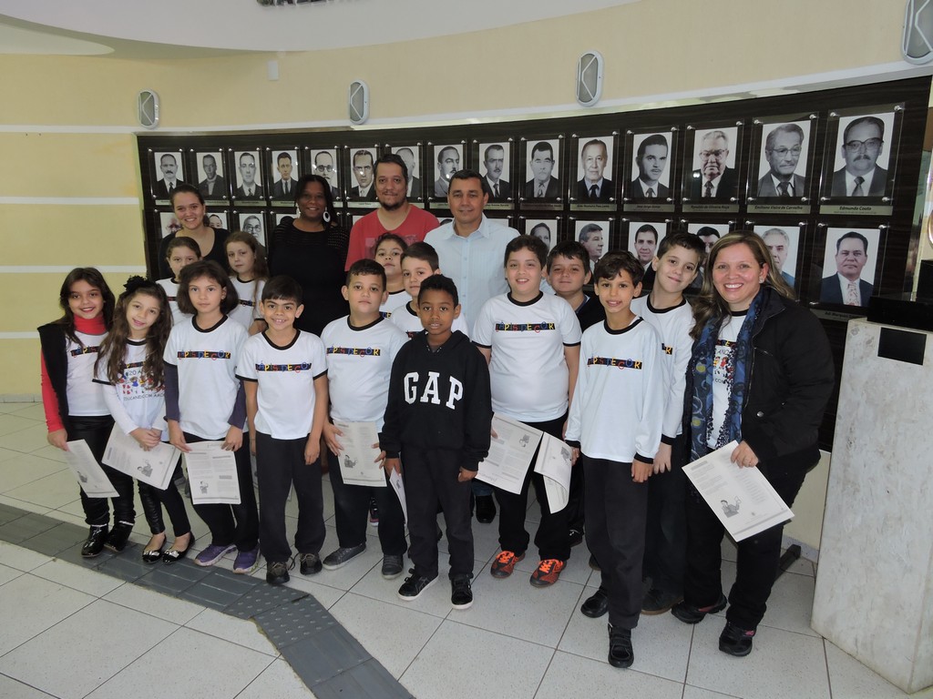 Alunos da escola Lapis de Cor com os vereadores na Camara Municipal