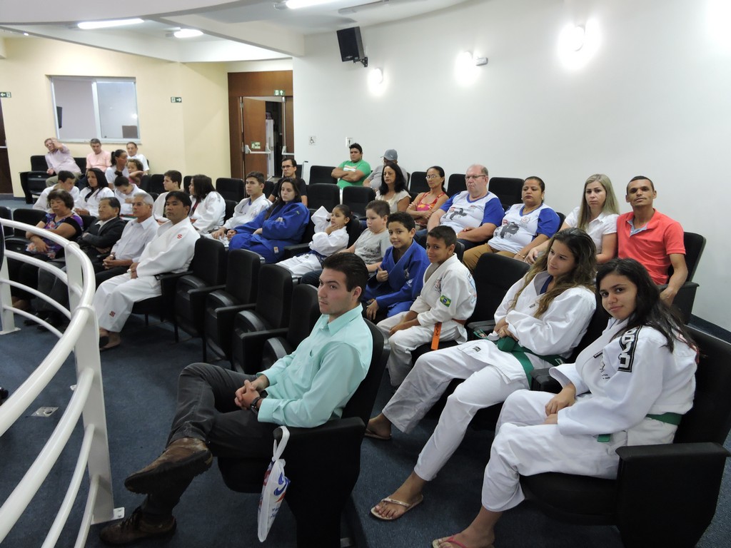 Atletas do Judo acompanham a Sessao