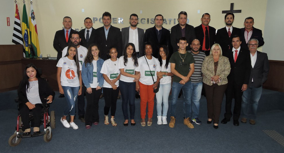 Atletas posam com vereadores