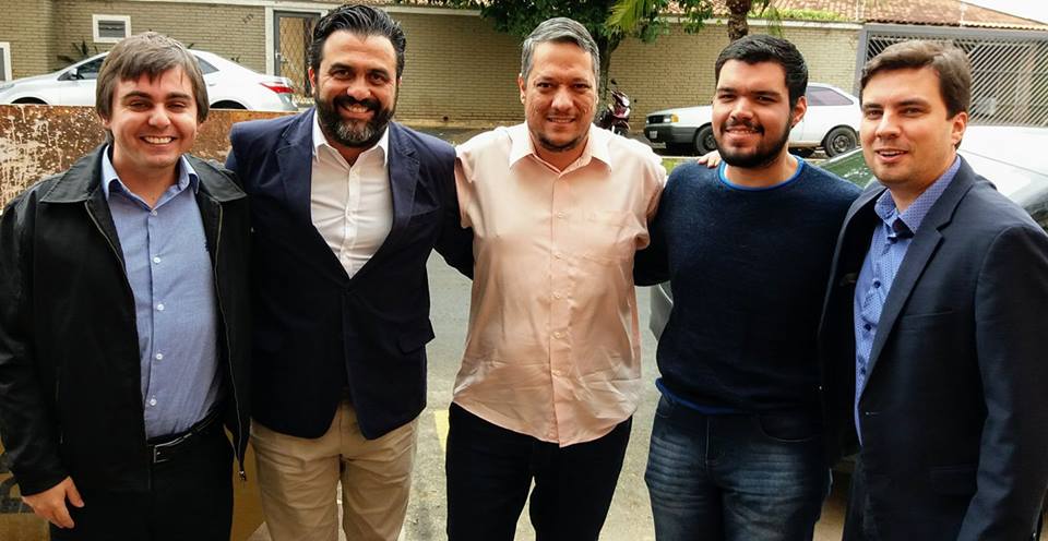 Diretor da Univesp Ricardo Bocalon e Vinícius Camarinha com os vereadores de Paraguaçu