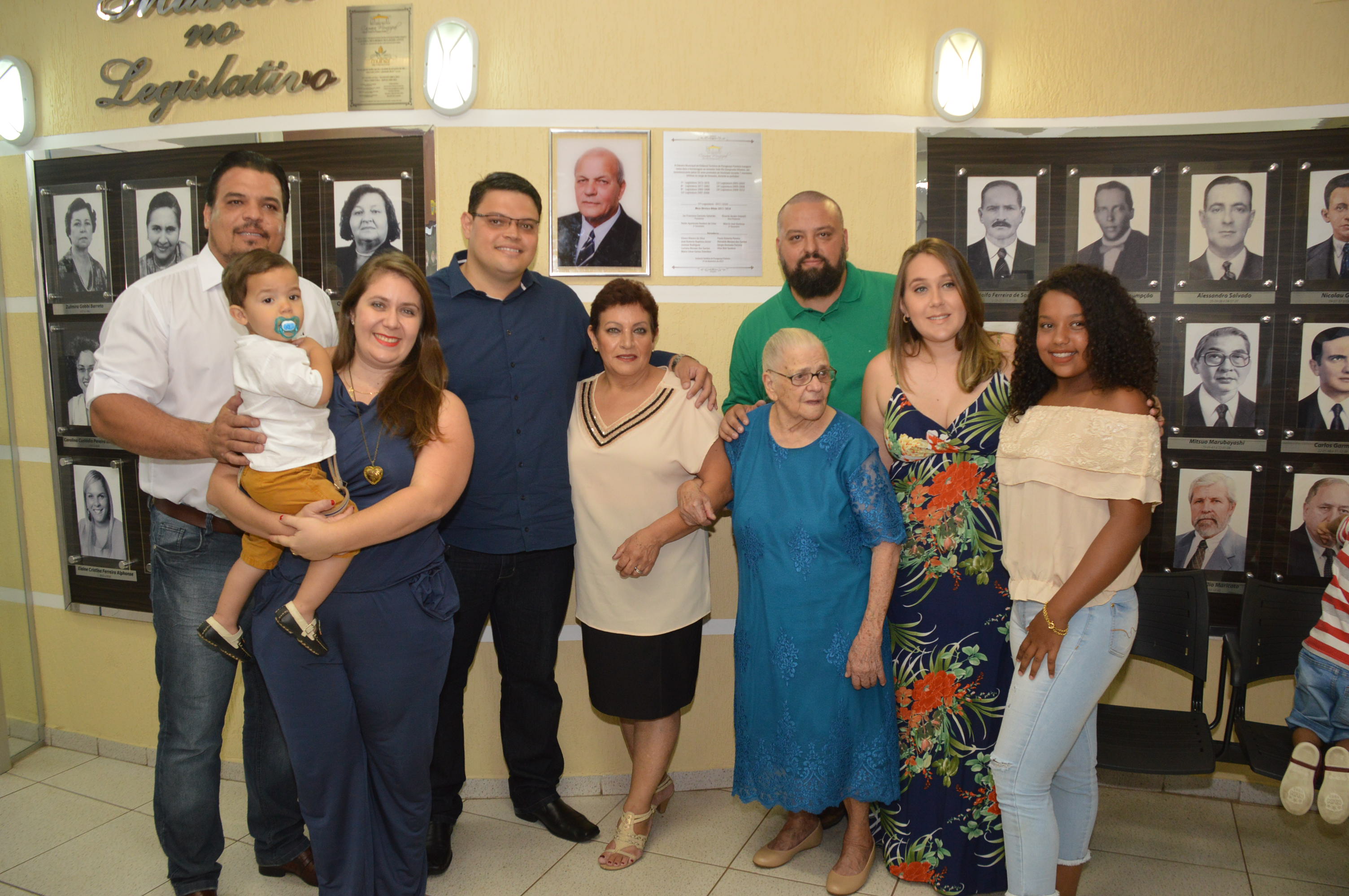 Familia de Joao Rio junto ao quadro em sua homenagem