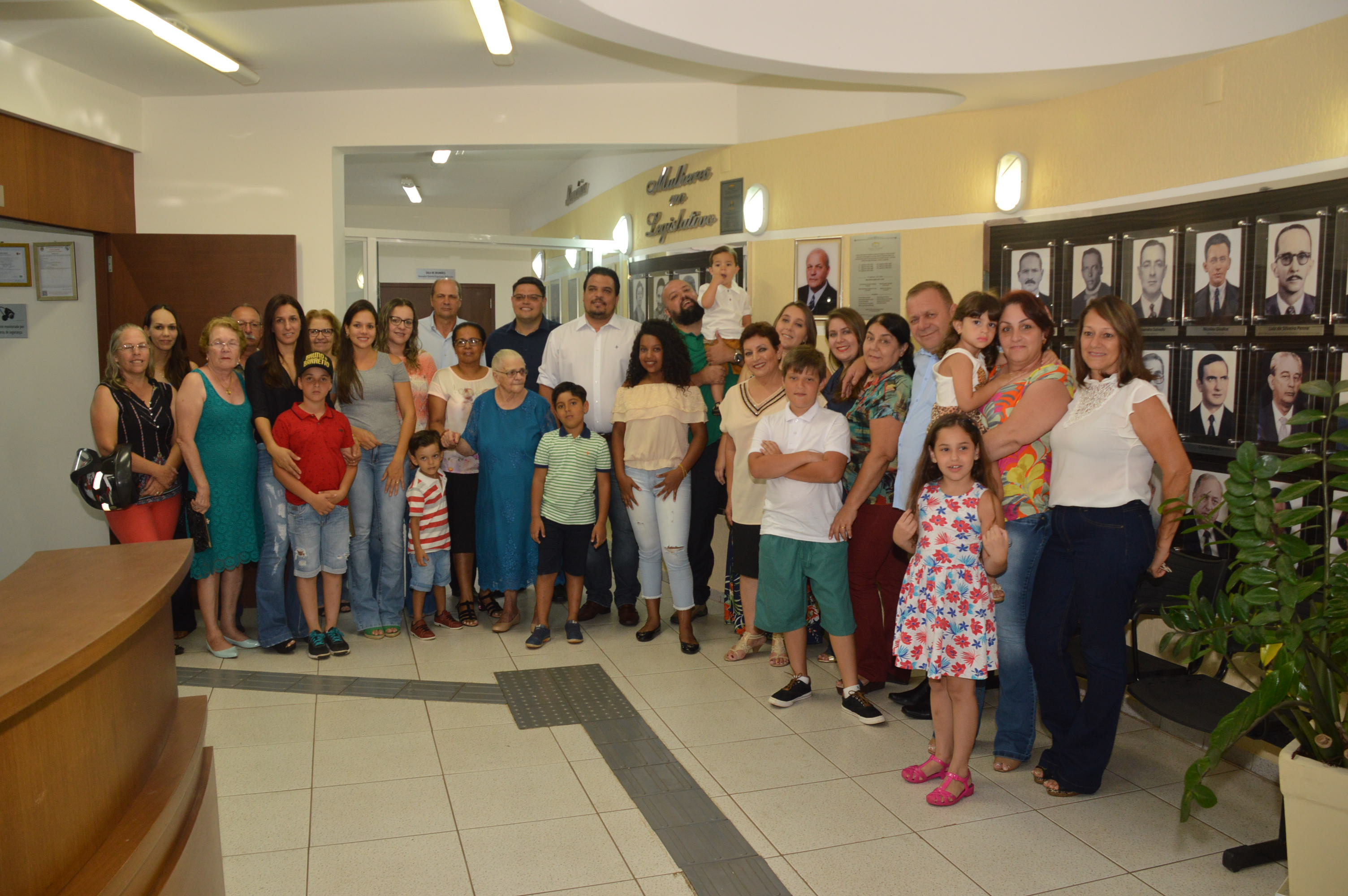 Familia e amigos de Joao Rio proximo ao espaço em sua homenagem