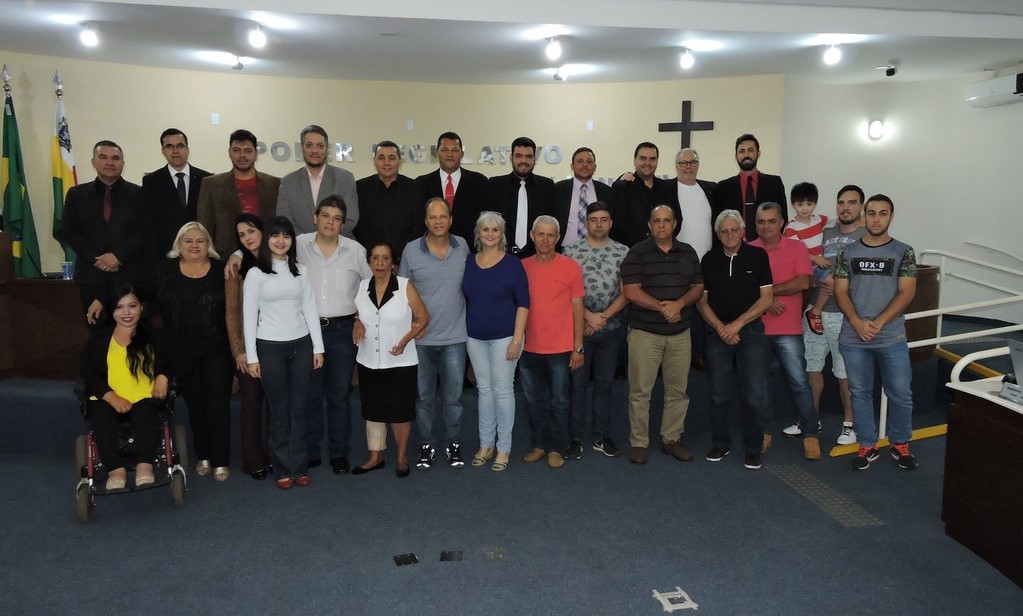 Familia e amigos de Mario Sampar com os vereadores
