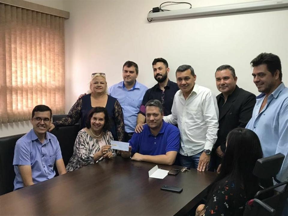 Ian Salomao Prefeita Almira e vereadores no momento da devolução do dinheiro