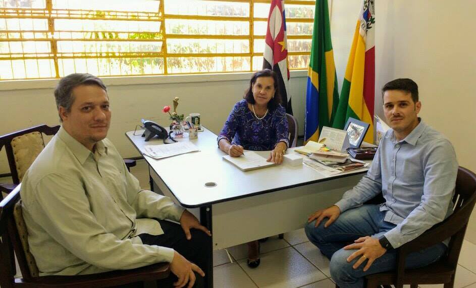 Ian Salomao com a Prefeita Almira e o assessor Julio Urbano