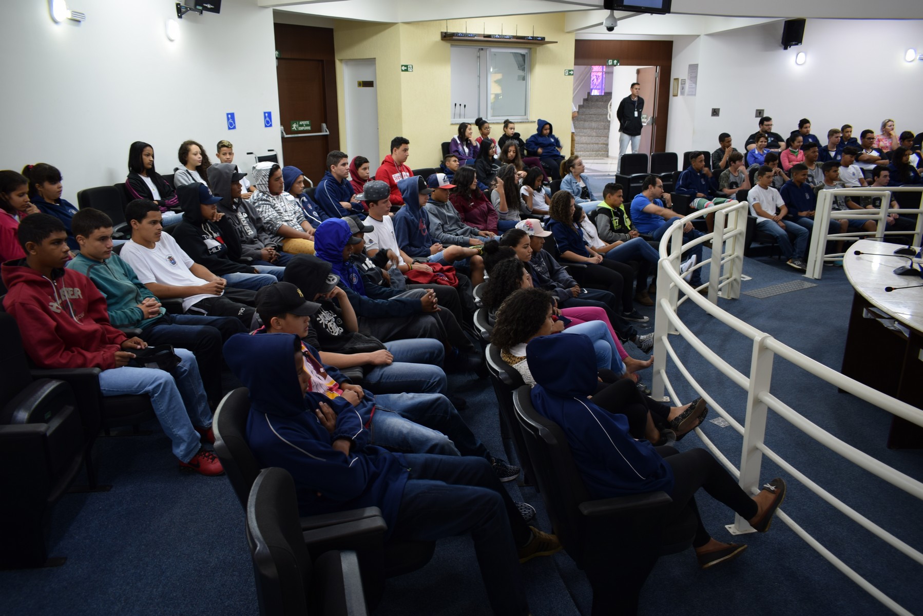 Jovens atentos a palestra