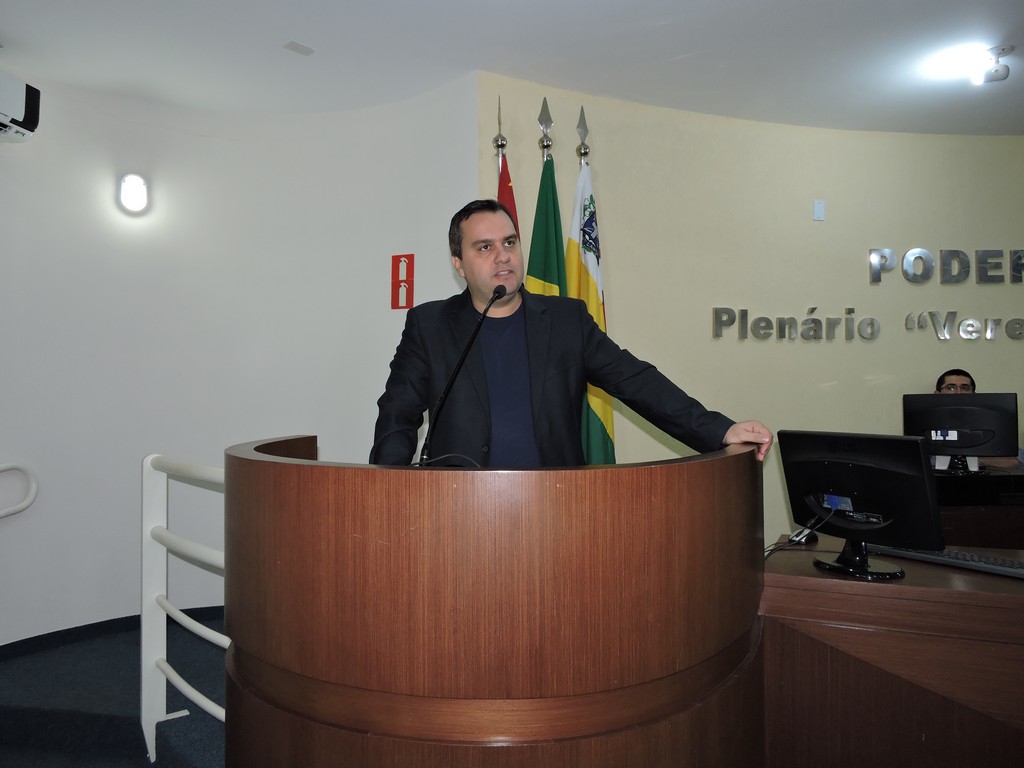 Marinho apresenta projeto sobre lampadas LED