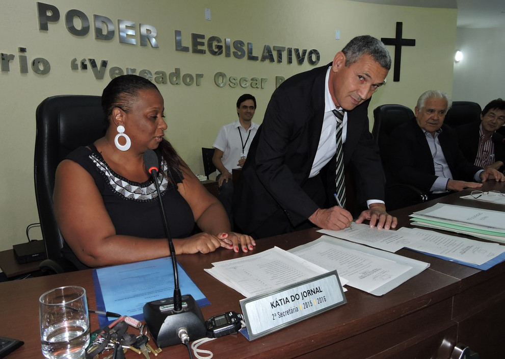 Pedro assina o termo de posse