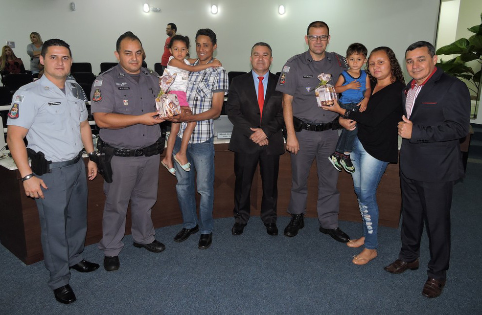 Policiais com a familia e vereadores Cicero e Serginho