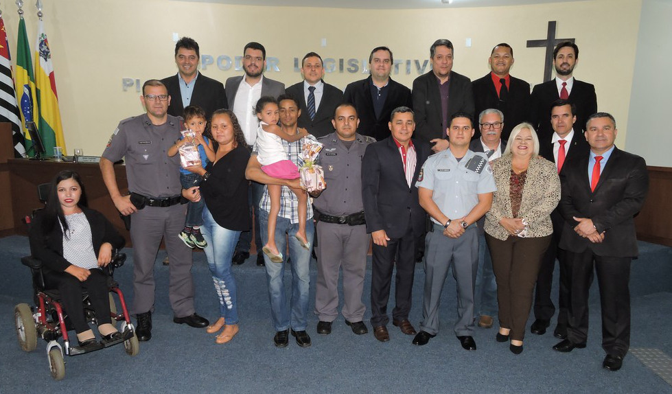 Policiais com vereadores e familia do menino socorrido