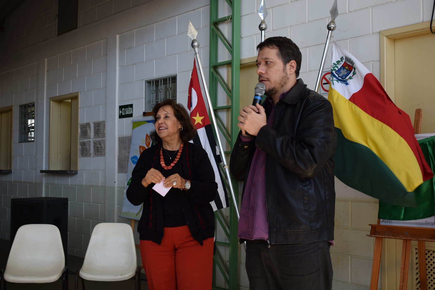 Prefeita Almira e Ian Salomao no momento do repasse do cheque