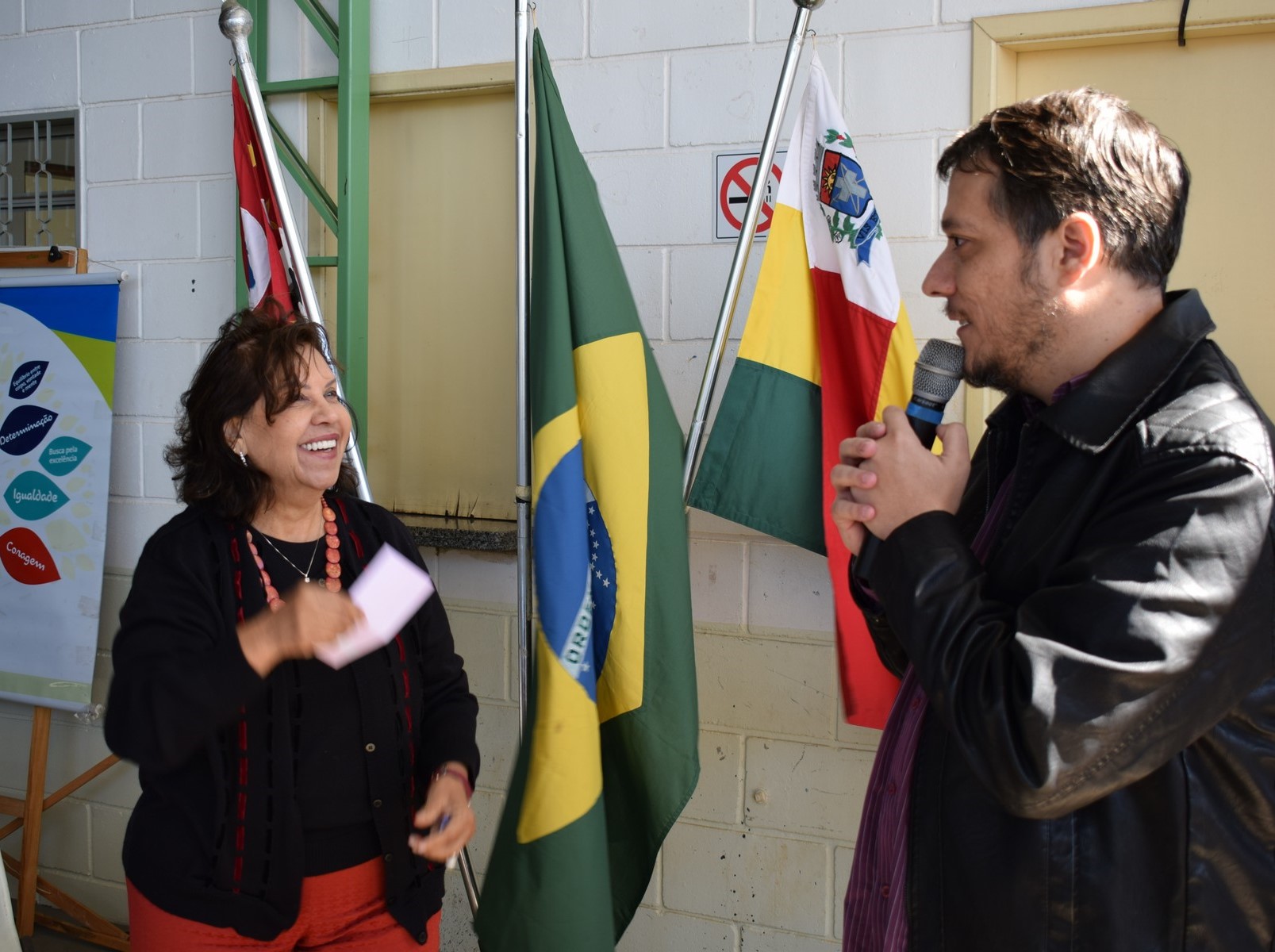 Prefeita Almira recebe o cheque do Presidente Ian Salomao