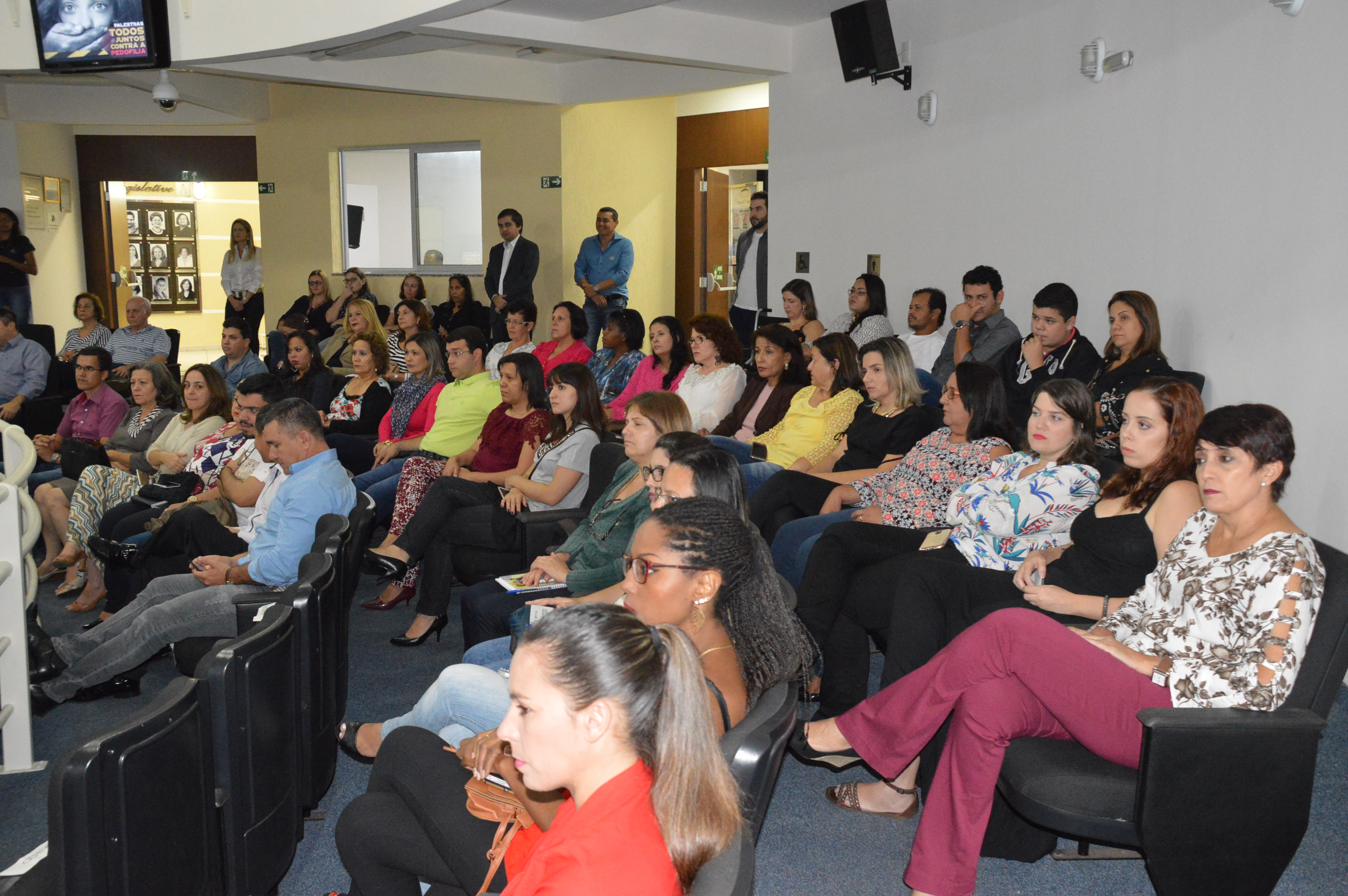 Publico acompanha palestras