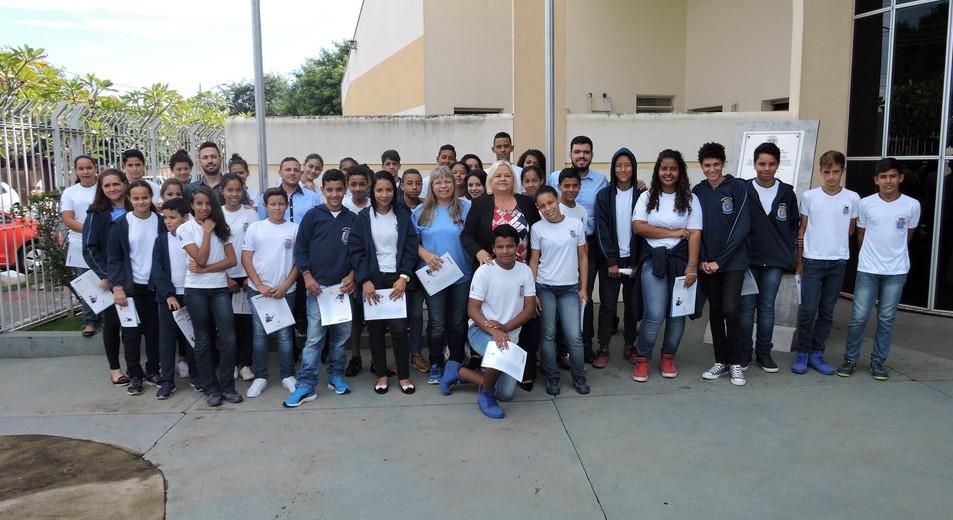 Vereadores com alunos e equipe da escola Helena Wirgues