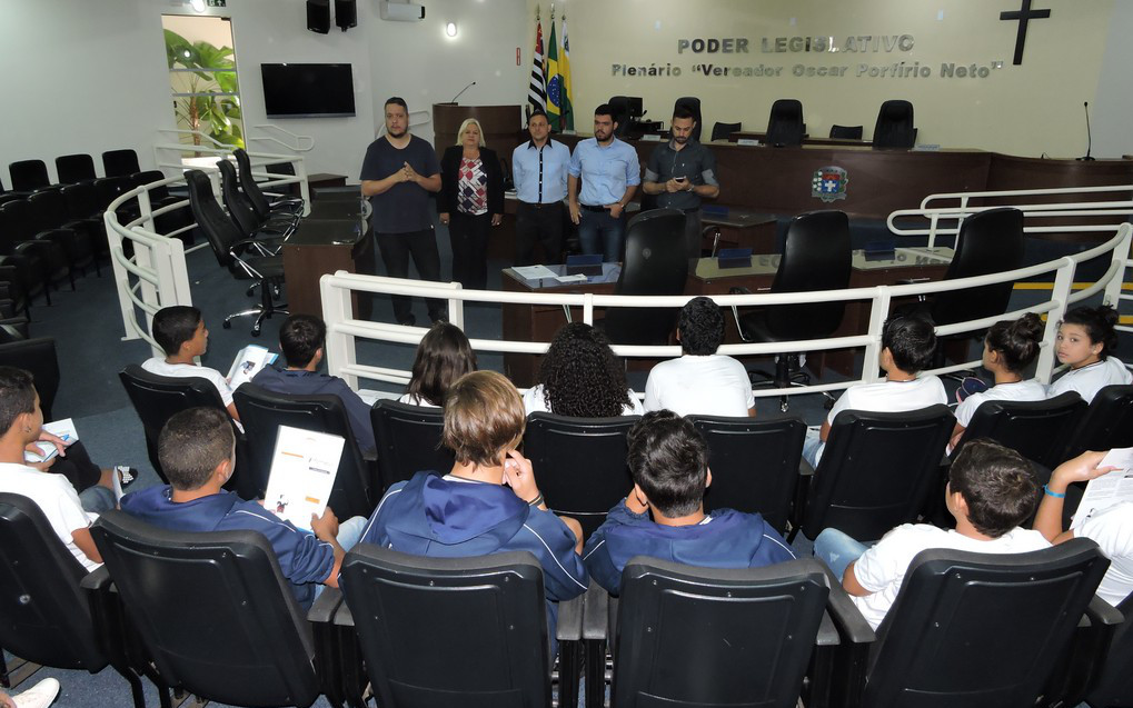 Vereadores conversam com alunos da escola Helena Wirgues