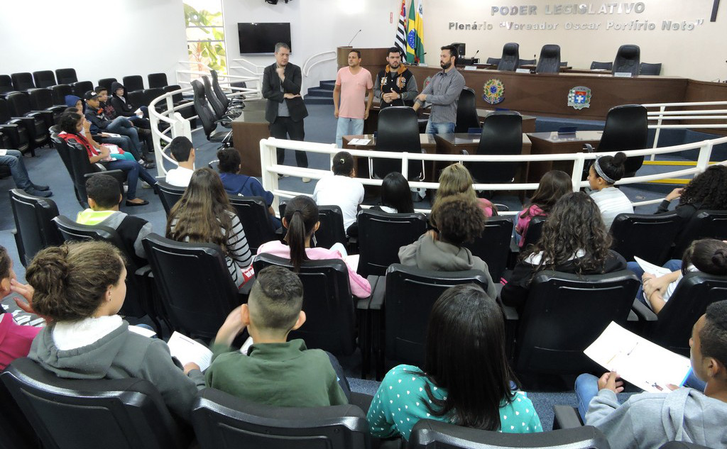 Vereadores conversam com os alunos da escola Peninha