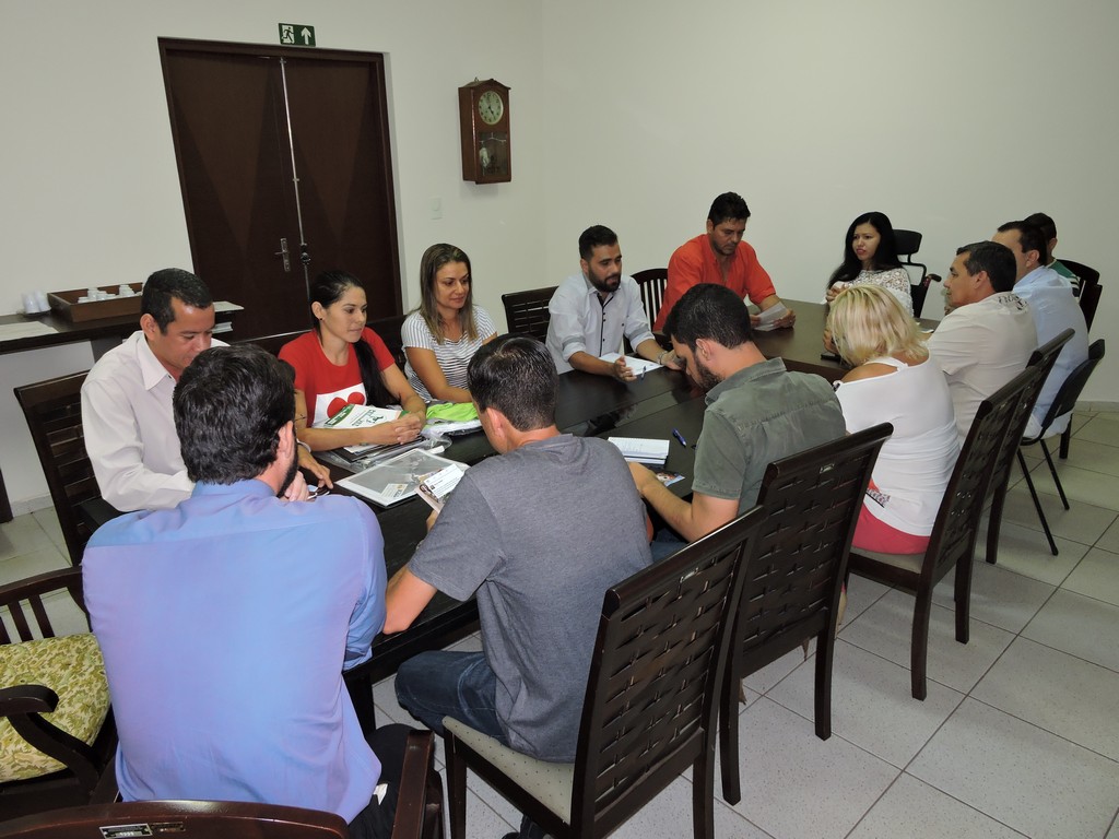 Vereadores conversam com os membros do grupo de proteção aos animais
