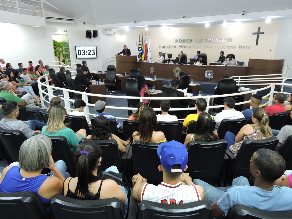 Vereadores discutem projetos sobre postos de combustível