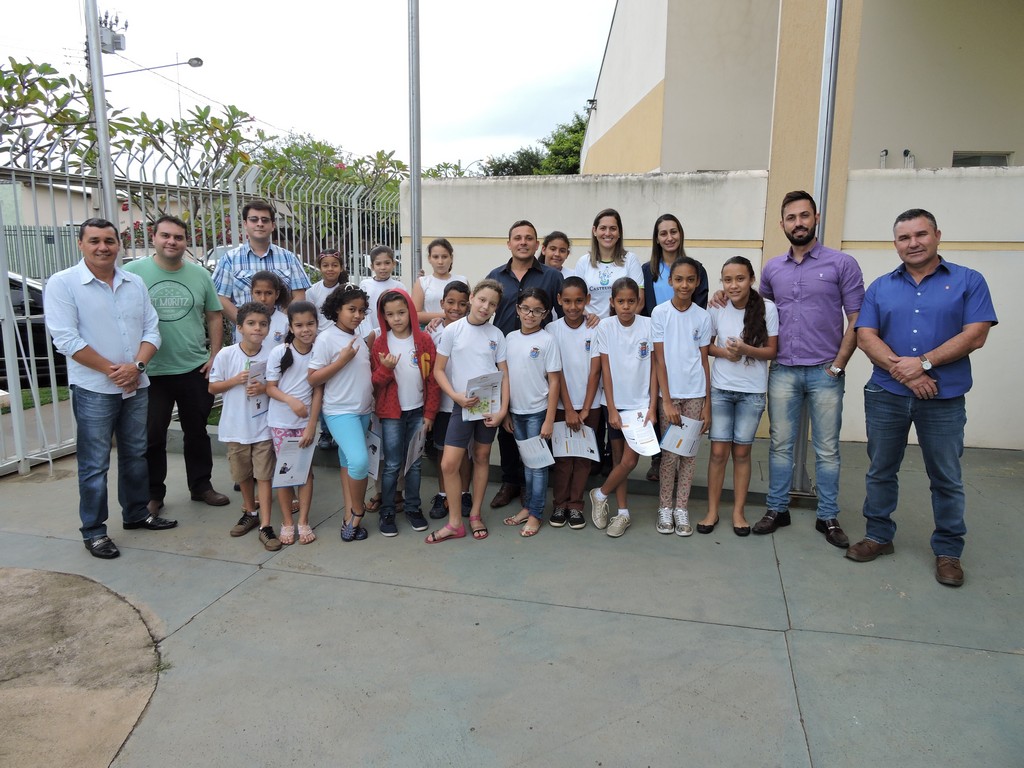 Vereadores posam com alunos do Grupao e professores