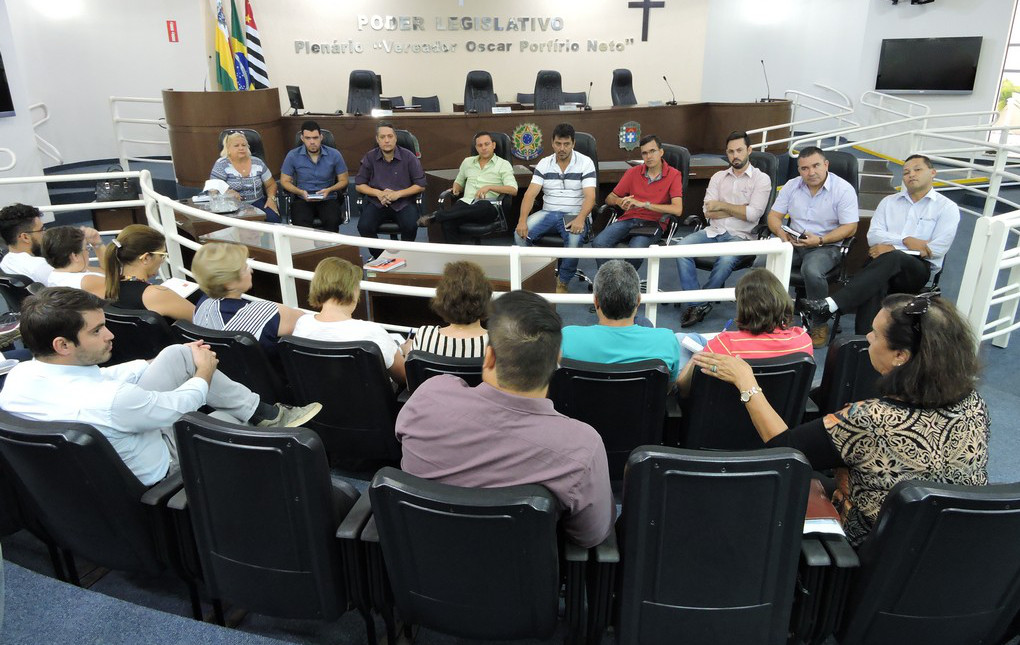 Vereadores reunidos com a Prefeita e equipe