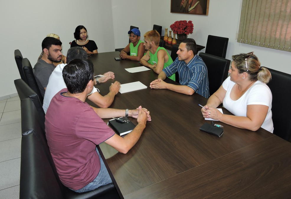 Vereadores reunidos com membros da Coopacam