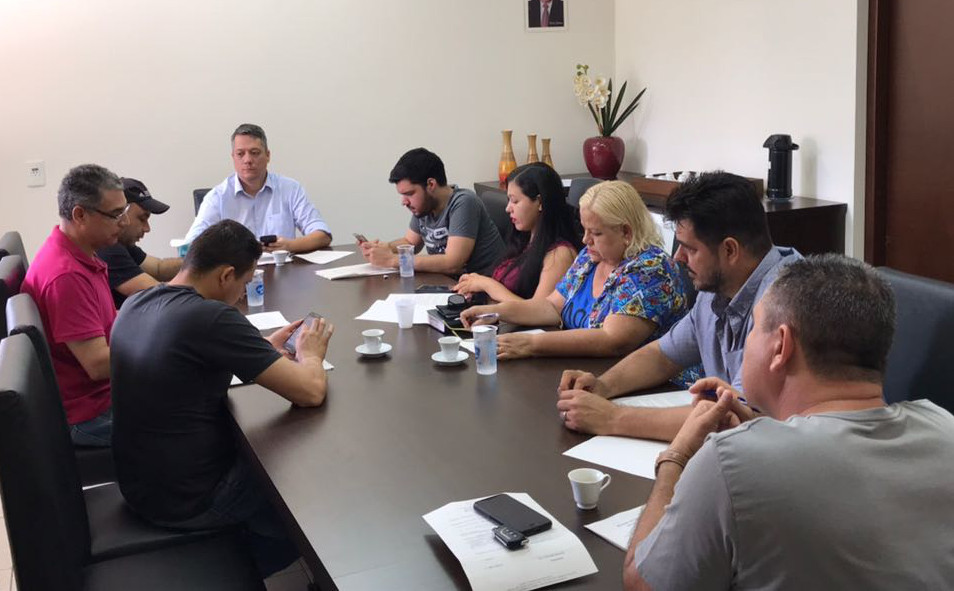 Vereadores reunidos com membros do Departamento de Esportes