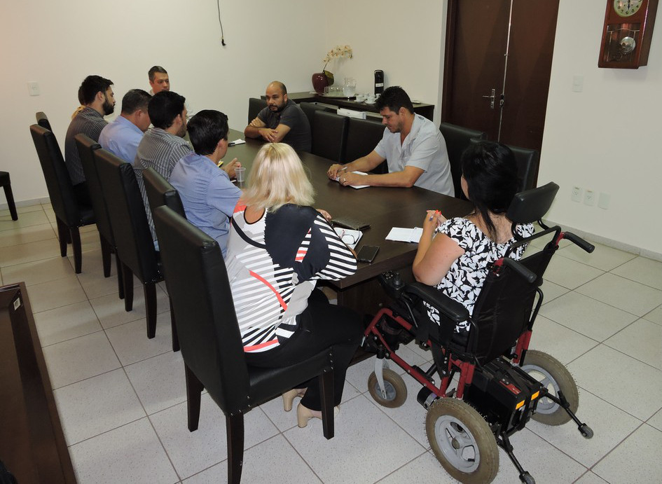 Vereadores reunidos com o diretor do departamento de esporte