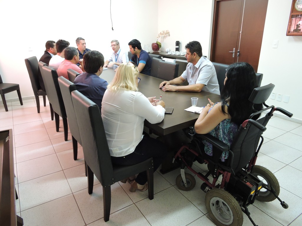 Vereadores reunidos com representantes da Energisa