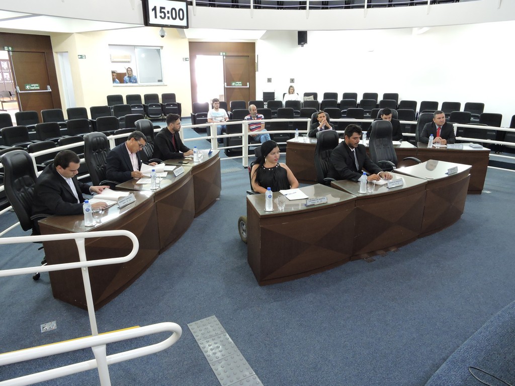 Vereadores reunidos em Sessao Extra na sexta 20 de janeiro