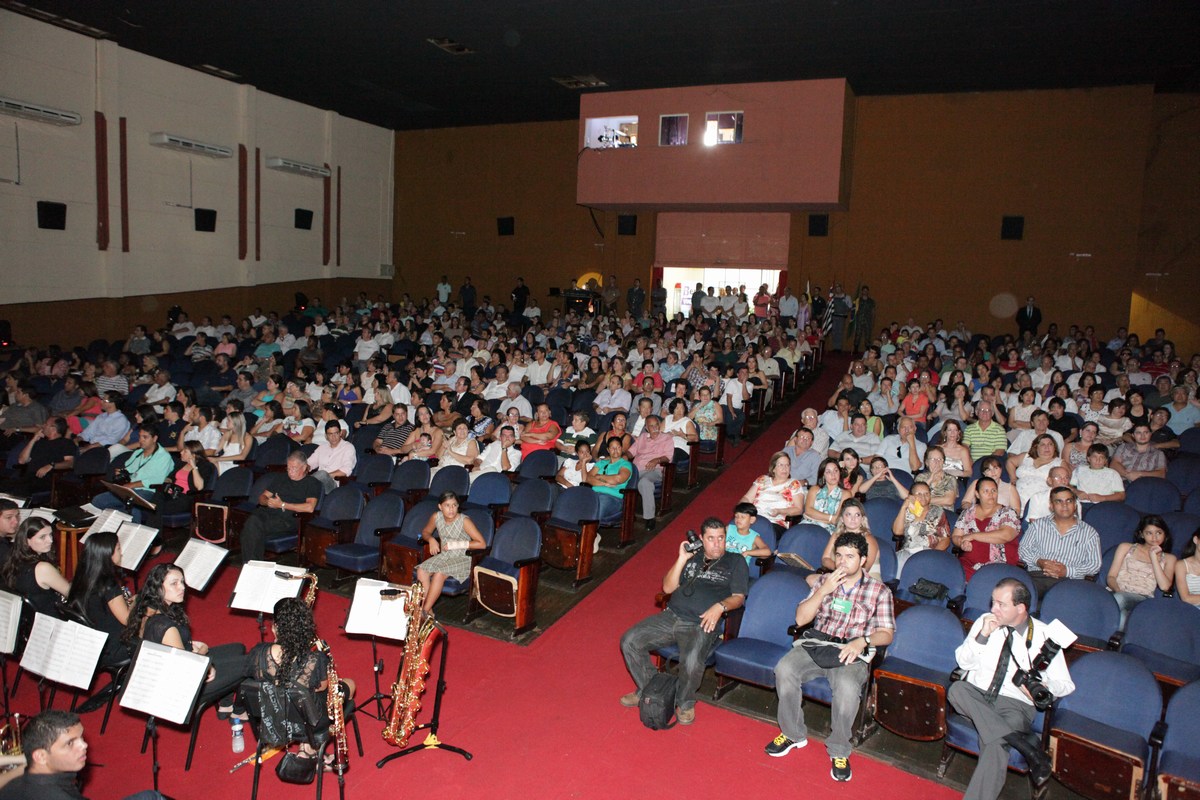 01 O Teatro ficou lotado para a solenidade