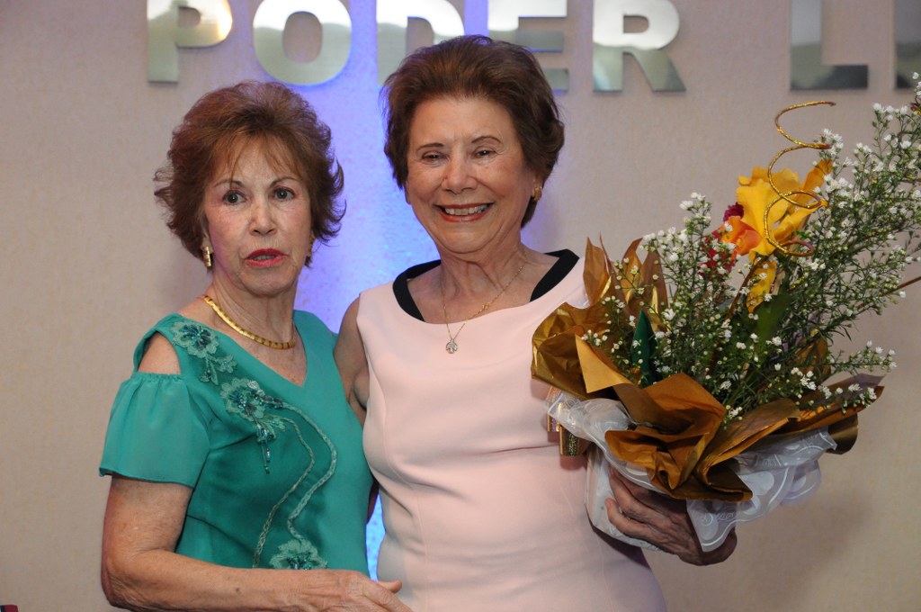 02 Lourdes recebe homenagem da amiga Iracema representando o CPP