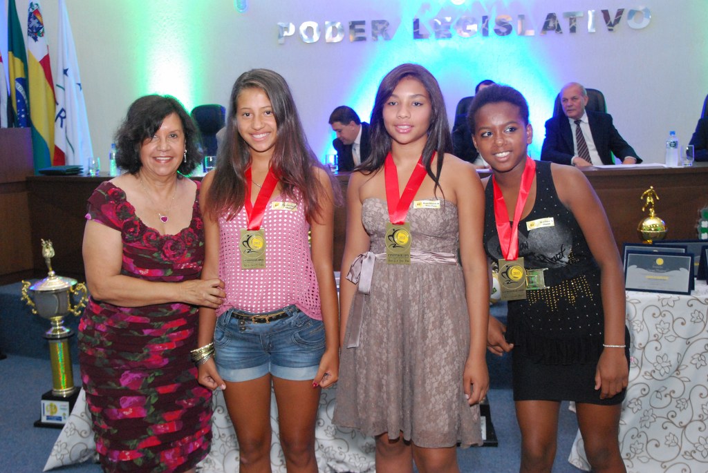 04 As atletas Anna Caroline Bruna e Tainá com a vereadora Almira