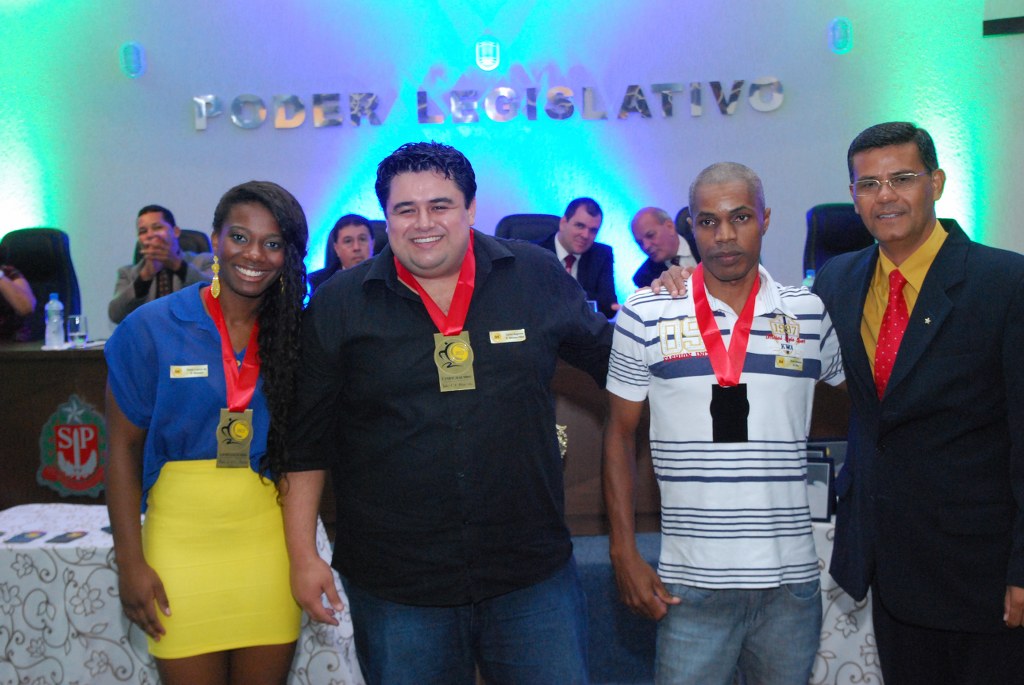 05 Os atletas Paula Letícia Carlos Augusto e Derly com Edivaldo do Lar