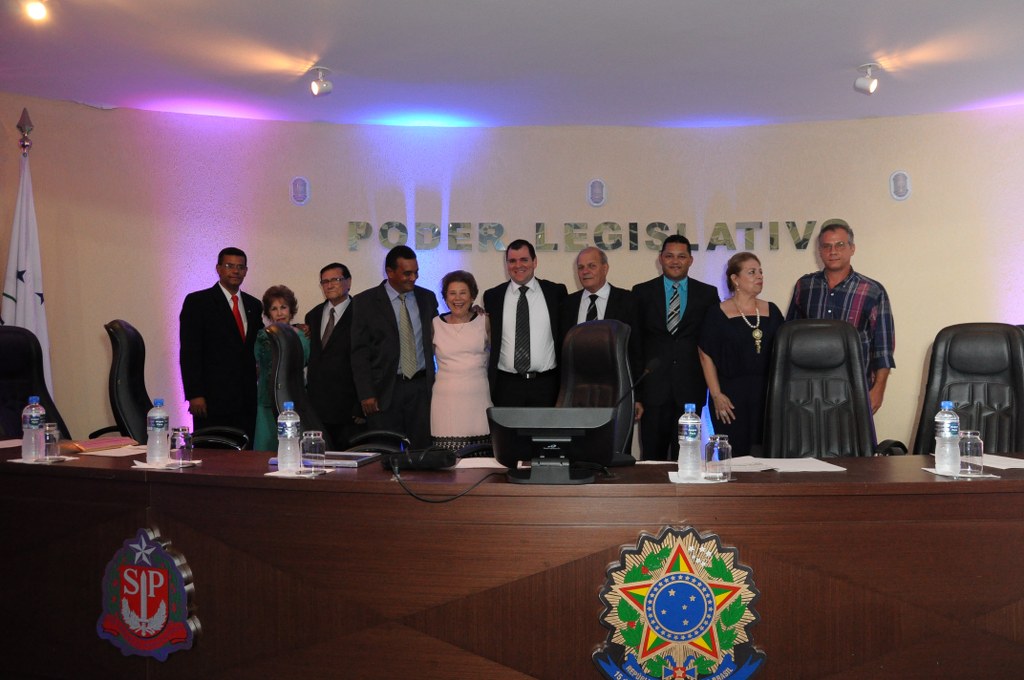 06 A homenageada posa com as autoridades