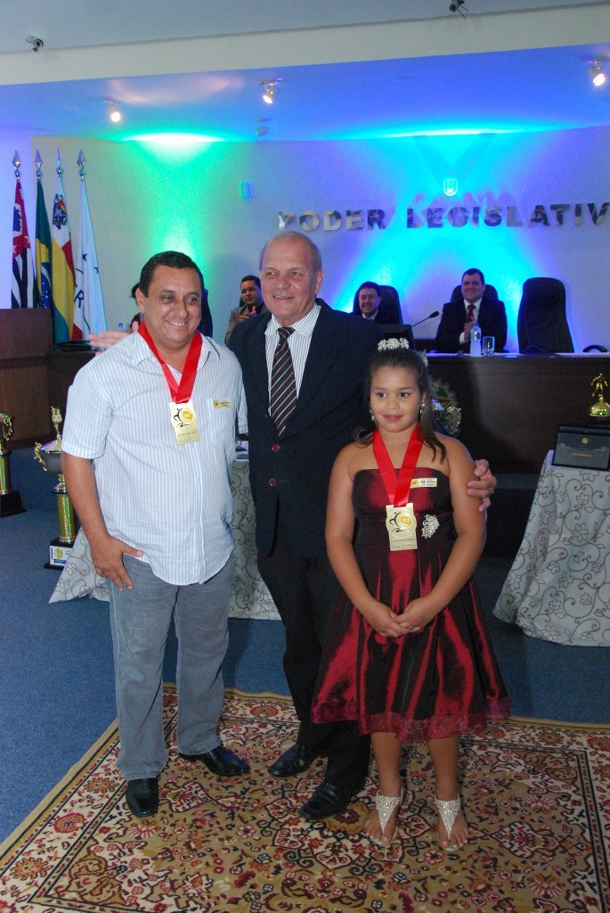 06 Os atletas Sandro e Giovanna com o vereador João Rio