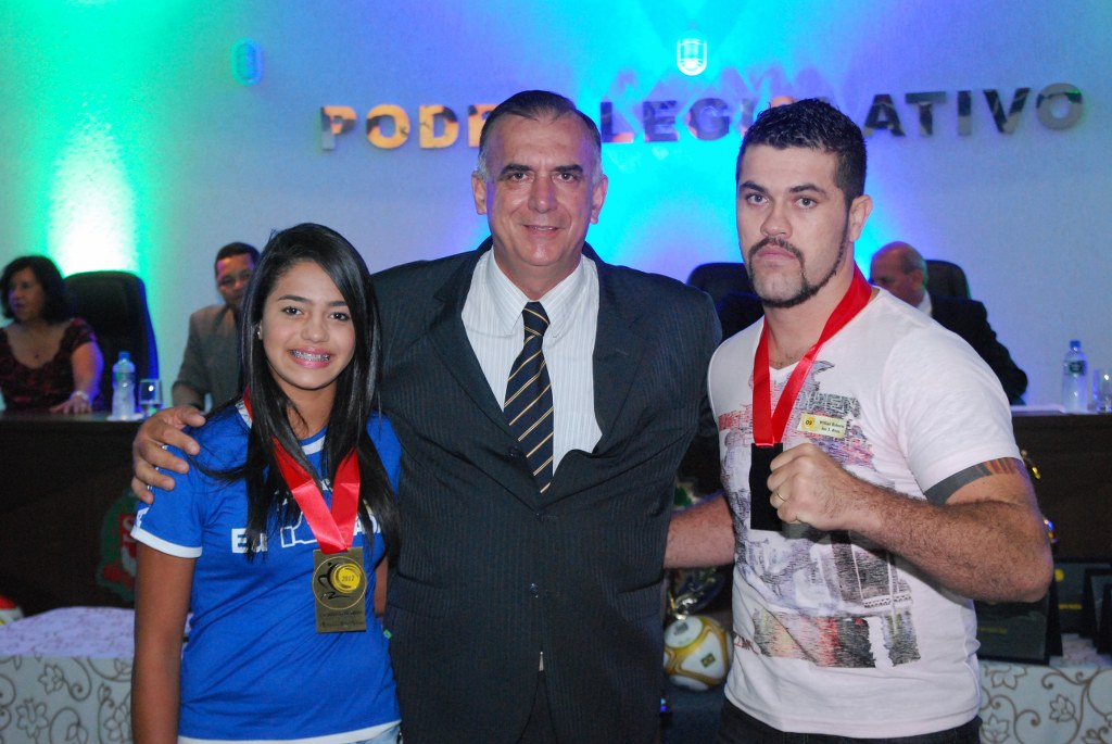 07 Mylena Itelvino e Willian Cowboy com o vereador Mauro Branco