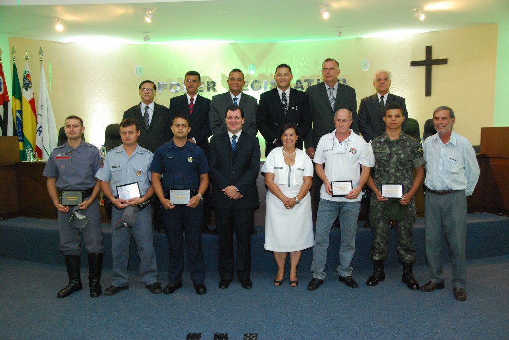 10 Os homenageados da noite com os vereadores e o Tenente Gabrigna